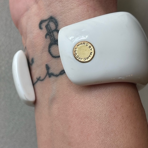 MARC JACOBS White Acrylic Chunky Bracelet with Gold & Pearls - Picture 5 of 8